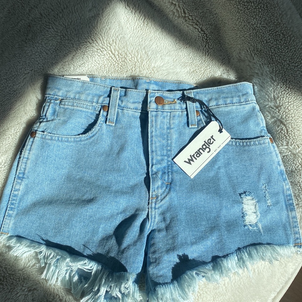 WRANGLER Women’s Reworked Denim Short in Light Stone. Size 25. Brand New. Cotton